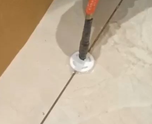 三明瓷砖空鼓维修公司专业解答瓷砖在铺贴过程中，如果没有涂抹均匀到位的粘结材料（如水泥砂浆或瓷砖胶），可能会导致以下问题